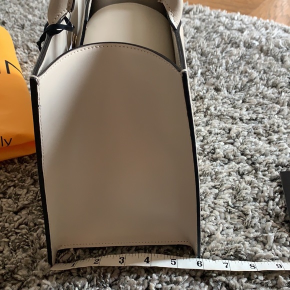 Valentino gorgeous  leather tote.. Made in 🇮🇹 - Picture 3 of 12